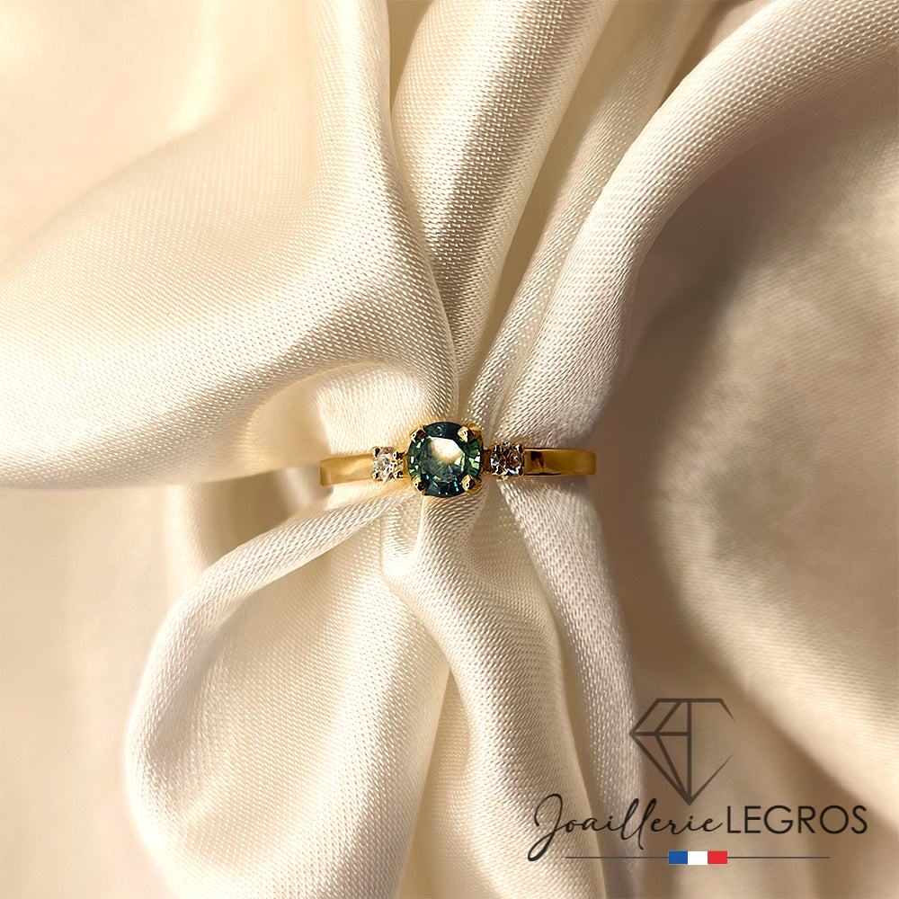Bijou Bague en Or Jaune 18 Carats – Saphir Bleu-Vert et Deux Diamants joaillerie legros bijouterie