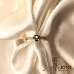 Bijou Bague en Or Jaune 18 Carats – Saphir Bleu-Vert et Deux Diamants joaillerie legros bijouterie