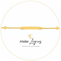 Bijou Gourmette personnalisée bébé bracelet prénom plaque rectangulaire 2,4 cm et motifs cœur en or jaune 18 carats joaillerie legros bijouterie