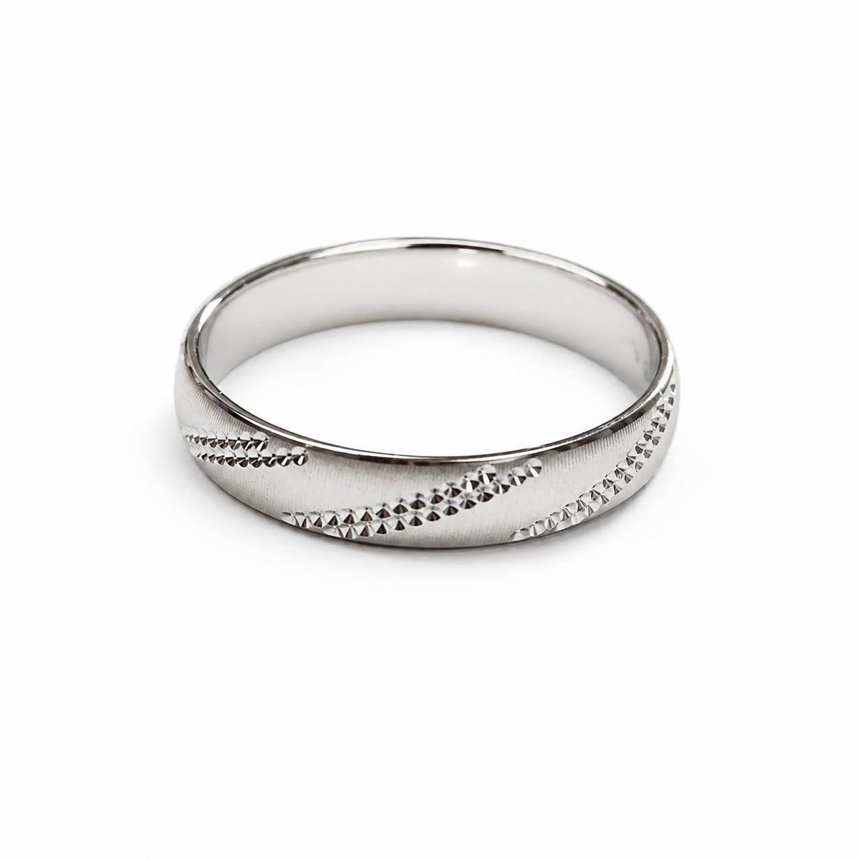 Bijou Alliance or blanc 18 carats ciselée et matée Mixte Homme & Femme joaillerie legros bijouterie