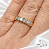 Alliance en or jaune 18 carats avec 7 diamants taille princesse sertis rail