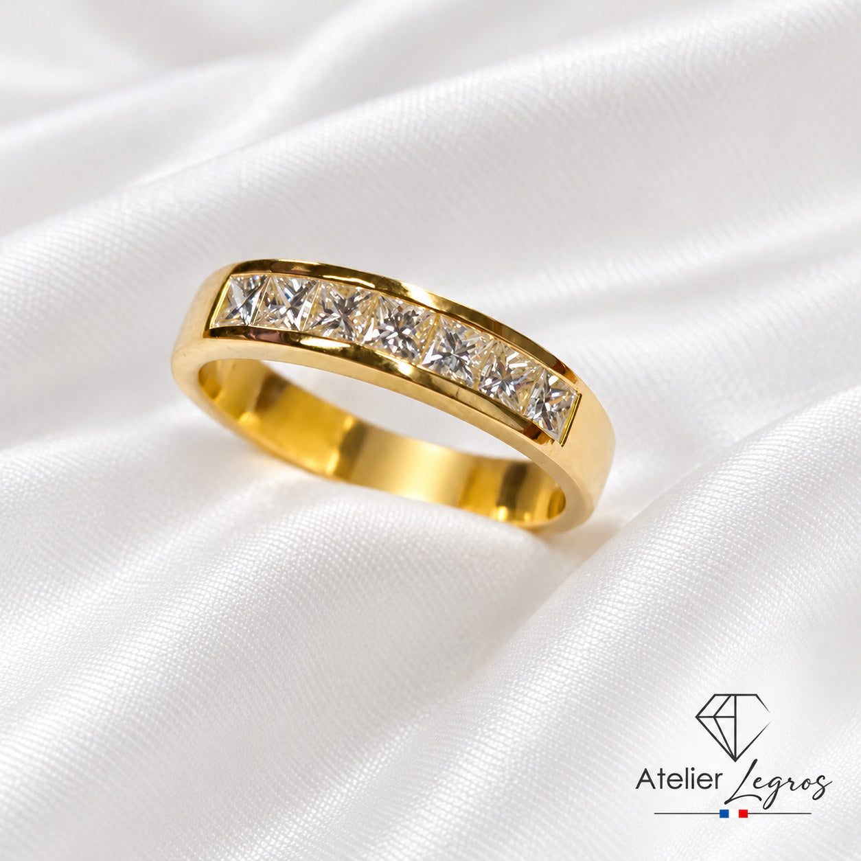 Bijou Alliance en or jaune 18 carats avec 7 diamants taille princesse sertis rail joaillerie legros bijouterie