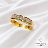 Alliance en or jaune 18 carats avec 7 diamants taille princesse sertis rail