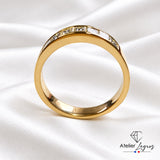 Alliance en or jaune 18 carats avec 7 diamants taille princesse sertis rail