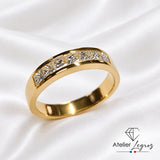 Alliance en or jaune 18 carats avec 7 diamants taille princesse sertis rail