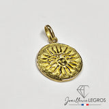 Bijou Médaille Soleil avec visage en or 18 carats joaillerie legros bijouterie