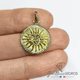 Bijou Médaille Soleil avec visage en or 18 carats joaillerie legros bijouterie