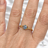 Bijou Bague articulée en or jaune 18 carats avec saphir bleu clair joaillerie legros bijouterie