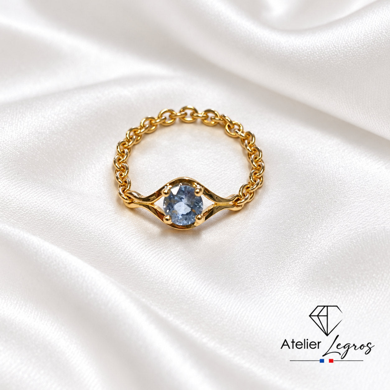 Bijou Bague articulée en or jaune 18 carats avec saphir bleu clair joaillerie legros bijouterie