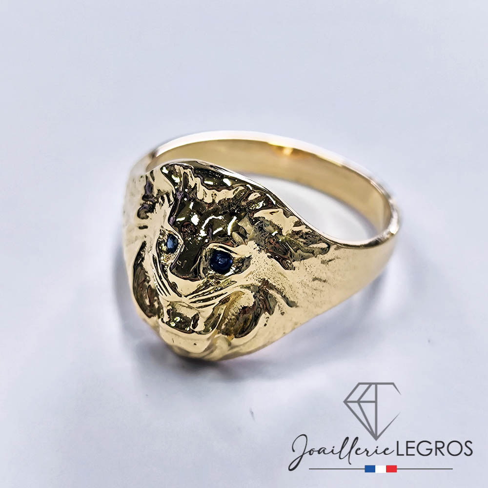 Bijou Bague tête de lion or 18 carats : chevalière avec saphirs joaillerie legros bijouterie