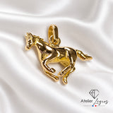 Pendentif cheval au galop en or jaune 18 carats