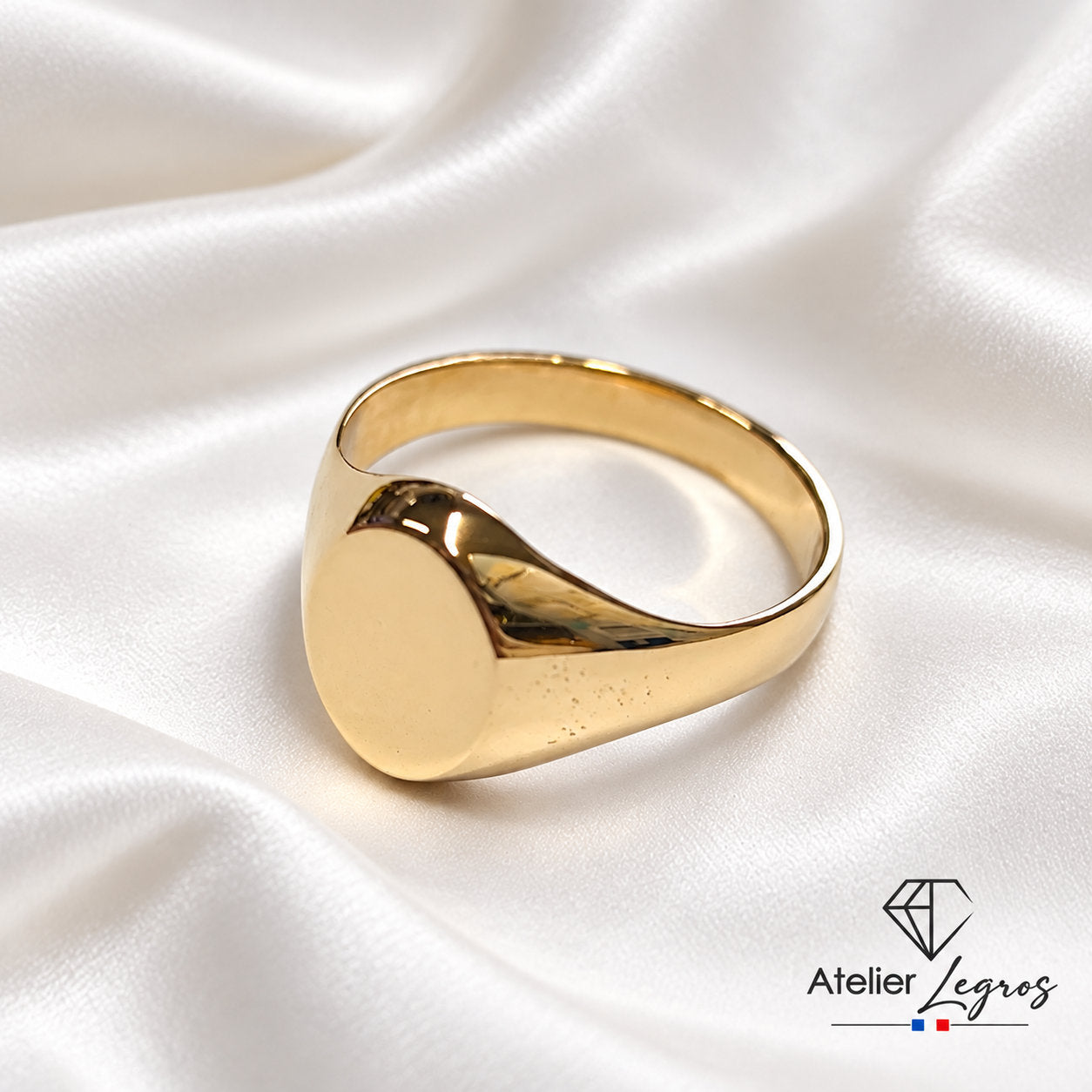 Bijou Chevalière en or jaune 18 carats initiales à graver table ovale joaillerie legros bijouterie