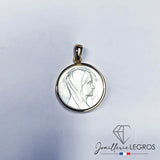 Bijou Médaille Vierge Marie en or 18 carats et nacre naturelle joaillerie legros bijouterie