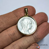 Bijou Médaille Vierge Marie en or 18 carats et nacre naturelle joaillerie legros bijouterie