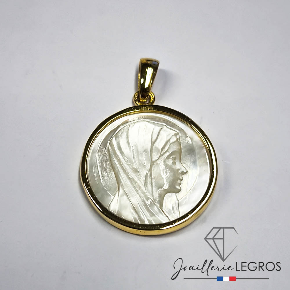 Bijou Médaille Vierge Marie en or 18 carats et nacre naturelle joaillerie legros bijouterie