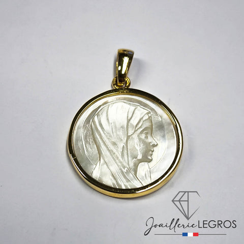 Bijou Médaille Vierge Marie en or 18 carats et nacre naturelle joaillerie legros bijouterie