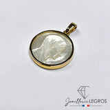 Bijou Médaille Vierge Marie en or 18 carats et nacre naturelle joaillerie legros bijouterie