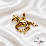 Pendentif cheval au galop en or jaune 18 carats