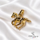 Pendentif cheval au galop en or jaune 18 carats