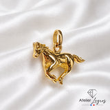 Pendentif cheval au galop en or jaune 18 carats