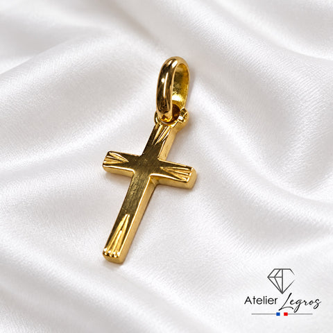 Pendentif croix en or 18 carats ciselée petite croix discrète