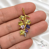 Bijou Pendentif fleurs en or jaune 18 ct avec diamants et trois saphirs roses violets joaillerie legros bijouterie