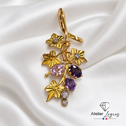 Bijou Pendentif fleurs en or jaune 18 ct avec diamants et trois saphirs roses violets joaillerie legros bijouterie