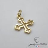 Bijou Petit croix carrée inspiration croix pattée en or - idéale pour un baptême joaillerie legros bijouterie