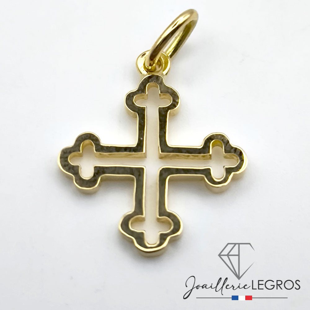Bijou Petit croix carrée inspiration croix pattée en or - idéale pour un baptême joaillerie legros bijouterie