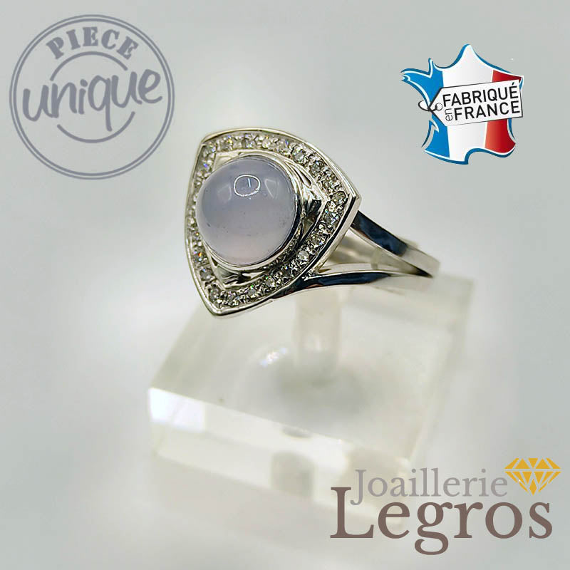 Bijou Bague triangulaire Calcédoine bleue et ses 23 diamants Or gris 18 carats joaillerie legros bijouterie