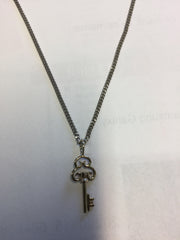 Bijou Commande AYASSE Claude Chaîne Or gris 18 ct + pendentif clé Or gris 18 ct joaillerie legros bijouterie