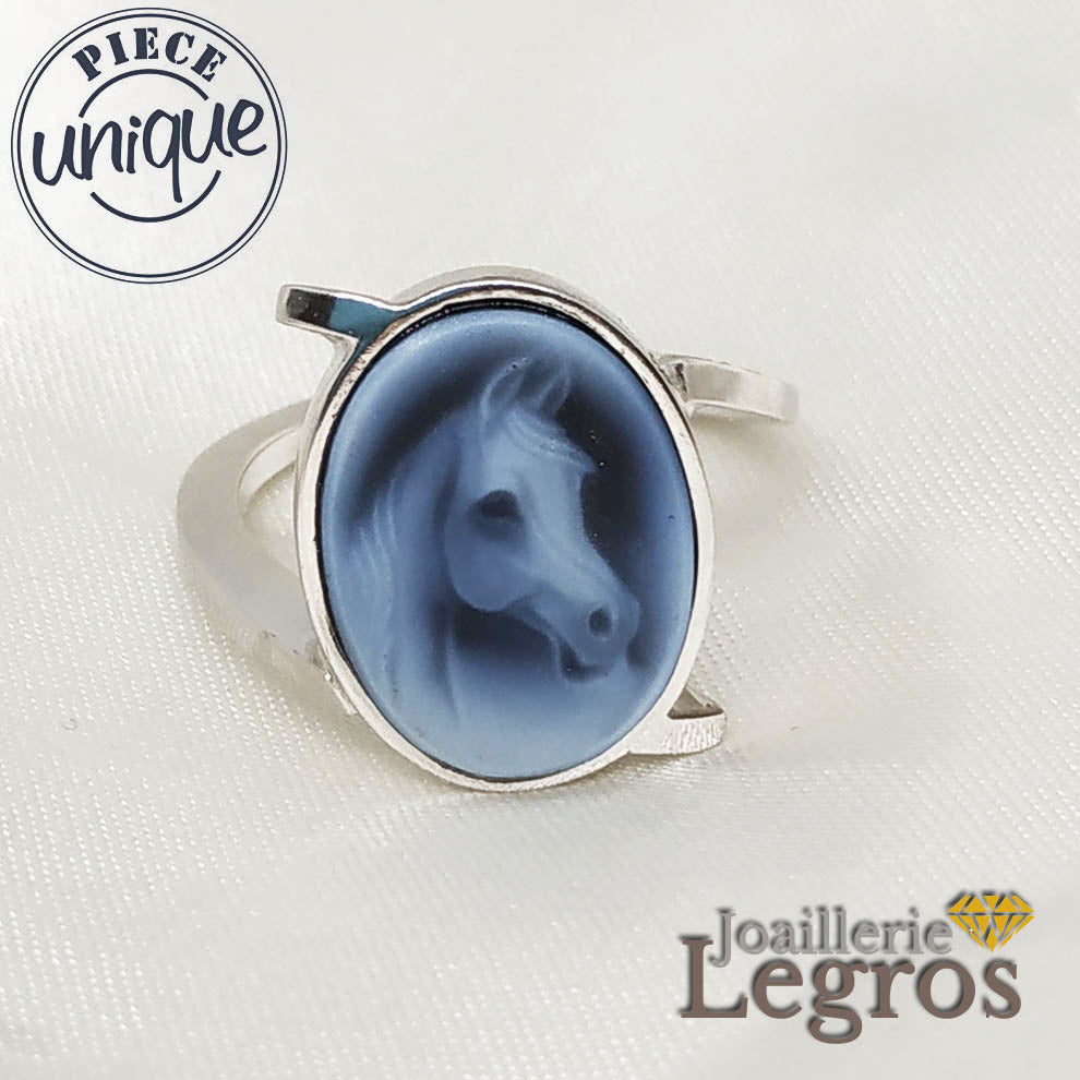 Bijou Bague Camée bleu Onyx cheval en or blanc 18 carats joaillerie legros bijouterie