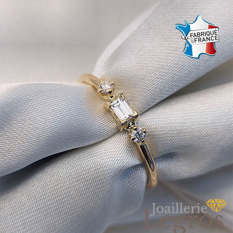 Bijou Bague minimaliste or 18 carats avec diamant baguette et diamants ronds joaillerie legros bijouterie