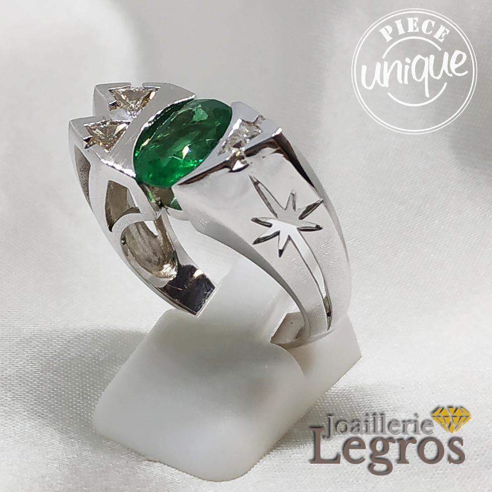 Bijou Bague Emeraude et Diamants triangles en or blanc 18 carats Création unique joaillerie legros bijouterie