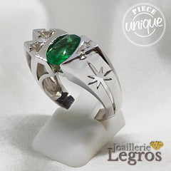 Bijou Bague Emeraude et Diamants triangles en or blanc 18 carats Création unique joaillerie legros bijouterie