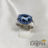 Bijou Bague Homme Camée bleu Onyx cheval en or blanc 18 carats joaillerie legros bijouterie
