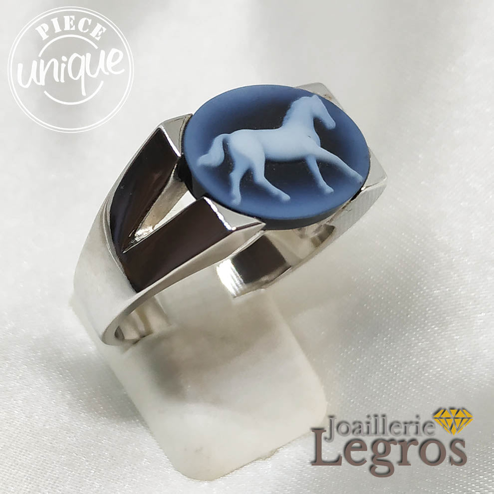 Bijou Bague Homme Camée bleu Onyx cheval en or blanc 18 carats joaillerie legros bijouterie