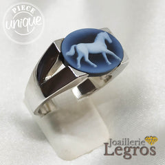 Bijou Bague Homme Camée bleu Onyx cheval en or blanc 18 carats joaillerie legros bijouterie
