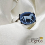 Bijou Bague Homme Camée bleu Onyx cheval en or blanc 18 carats joaillerie legros bijouterie