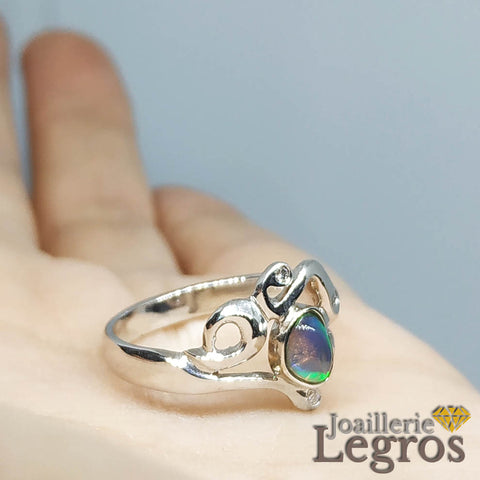 Opale Bague en or blanc 18 carats et ses 3 diamants – Joaillerie Legros Opale Bague en or blanc 18 carats et ses 3 diamants – Joaillerie Legros