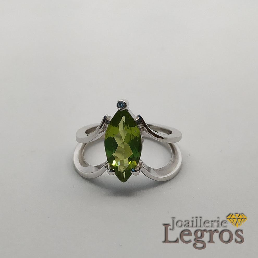 Bijou Bague or blanc avec péridot navette et diamant joaillerie legros bijouterie