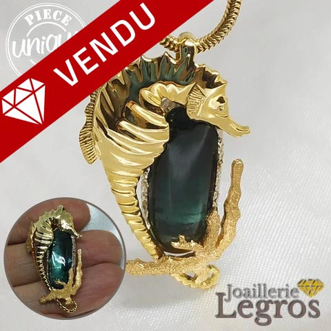Bijou Pendentif Hippocampe or jaune 18 carats et tourmaline bleue indigolite joaillerie legros bijouterie