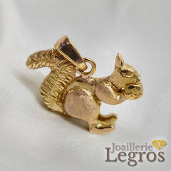 Bijou Pendentif écureuil noisette en or 18 carats joaillerie legros bijouterie