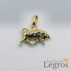 Bijou Pendentif taureau en volume en or jaune 18 carats joaillerie legros bijouterie